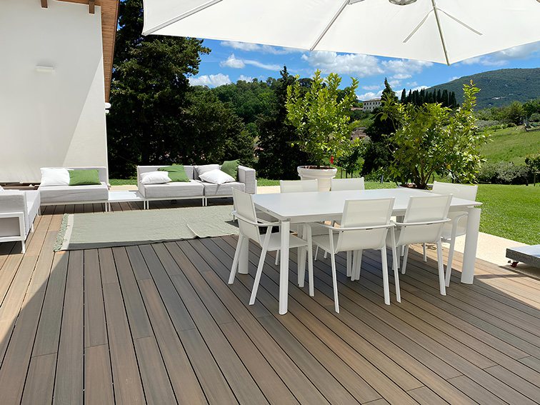 Outdoor dining area on DURO 3.0 composite decking
